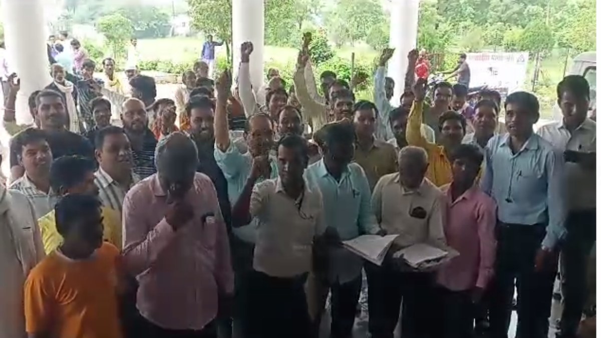 विरोध प्रदर्शन: चिटफंड कंपनियों में ठगी के शिकार पीड़ित पहुंचे कलेक्ट्रेट, पैसे वापस दिलाने की मांग     