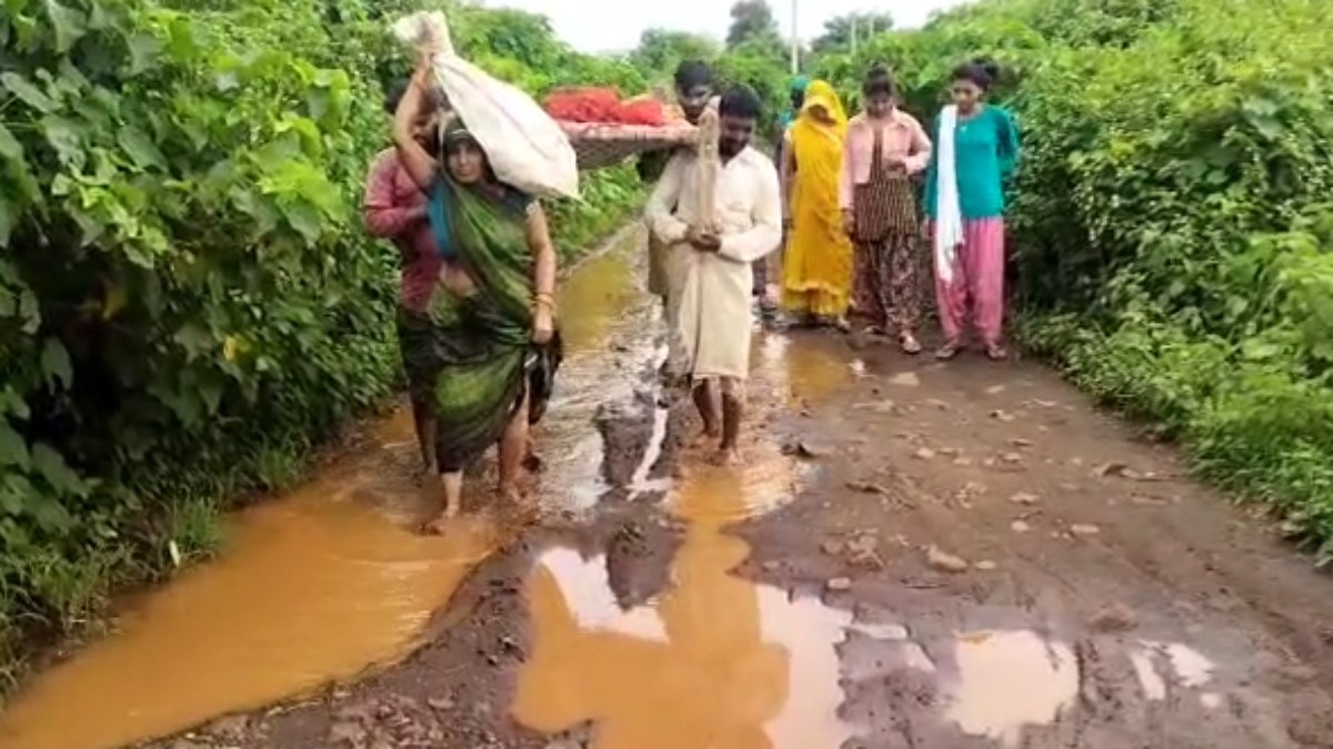 गांव में सड़क नहीं VIDEO: गर्भवती को घर तक लेने नहीं आ सकी एम्बुलेंस, 2 किलोमीटर खटिया पर लादकर ले जाने को मजबूर हुए परिजन 