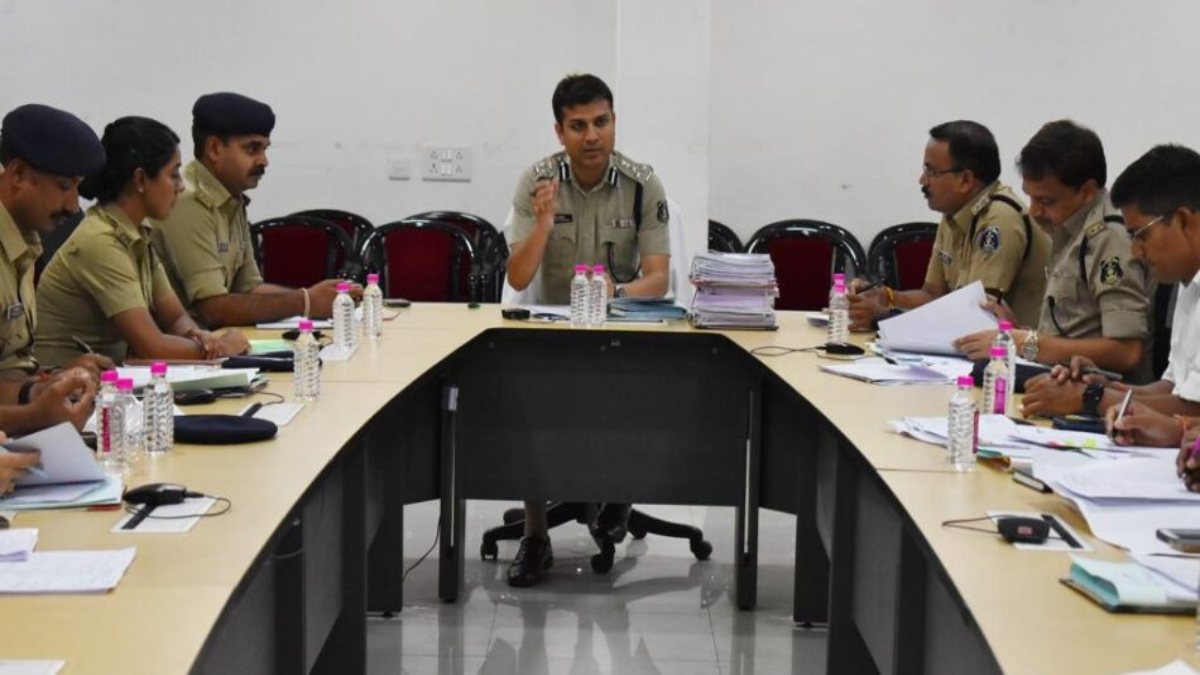 SSP प्रशांत अग्रवाल ने चुनाव के मद्देनजर पुलिस अधिकारियों की ली बैठक, दिये कई आवश्यक निर्देश