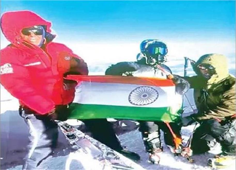 पंजाब की सानवी सूद ने रूस की सबसे ऊंची चोटी पर भारतीय तिरंगे को फहराकर बनाया विश्व रिकॉर्ड