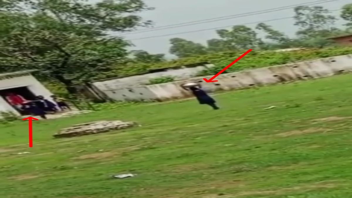 स्कूल में स्वीपर नहीं तो बच्चों से साफ कराया टॉयलेट: गंदगी से पटे शौचालय की सफाई करते नजर आई छात्राएं, परिजनों ने जताई आपत्ति