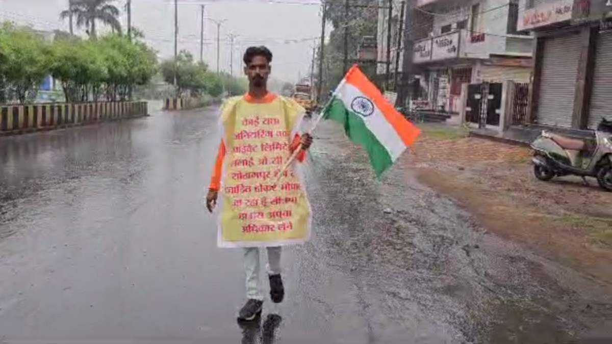 मजबूरियों का सफर: शहडोल से पैदल निकला बेरोजगार युवक, 600 KM का रास्ता तय कर पहुंचेगा भोपाल, सीएम शिवराज से करेगा कंपनी की शिकायत
