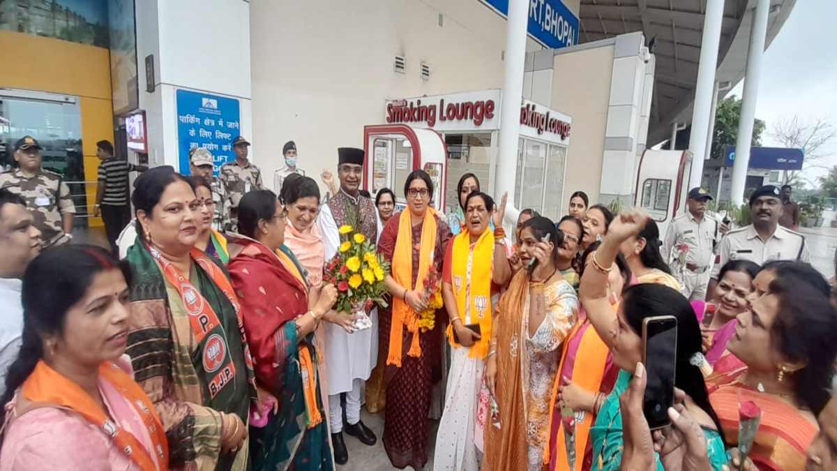 भोपाल पहुंची केंद्रीय मंत्री स्मृति ईरानी: एयरपोर्ट पर बीजेपी नेताओं ने किया स्वागत, बाल अधिकारों को लेकर ‘वत्सल भारत’ कार्यक्रम में होंगी शामिल