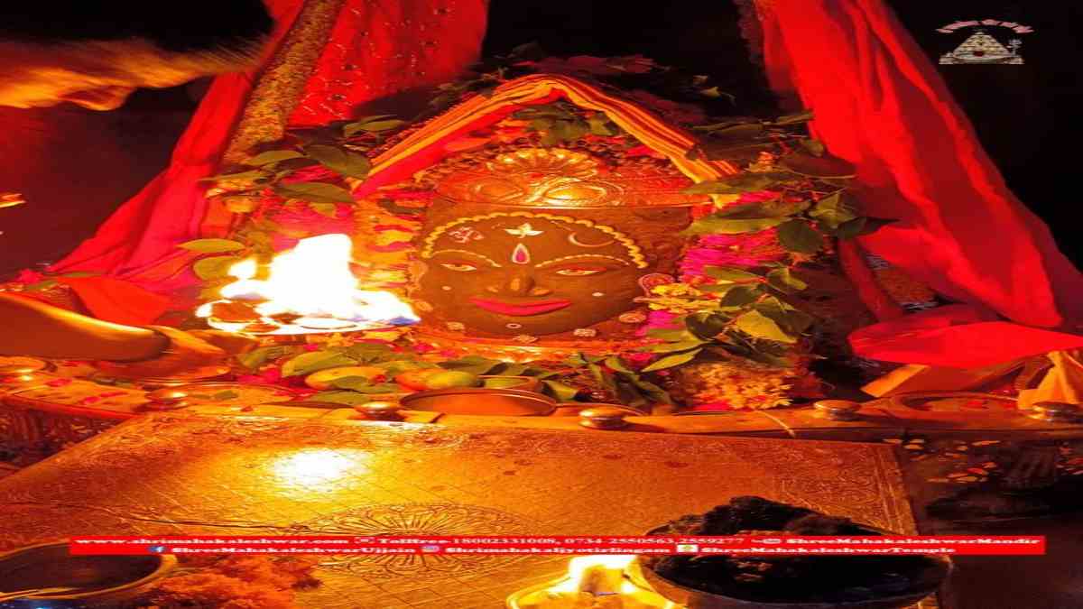 9 जुलाई बाबा महाकाल दर्शन: भगवान महाकाल के मस्तक पर ओम रजत चंद्र अर्पित कर राजा स्वरूप में किया श्रृंगार, देखें वीडियो