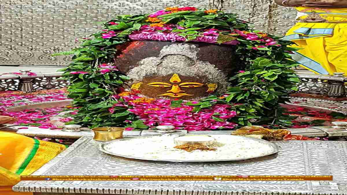 6 July Baba Mahakal Darshan: आज त्रिशूल, त्रिपुंड और आभूषण से किया बाबा महाकाल का श्रृंगार, देखिए वीडियो