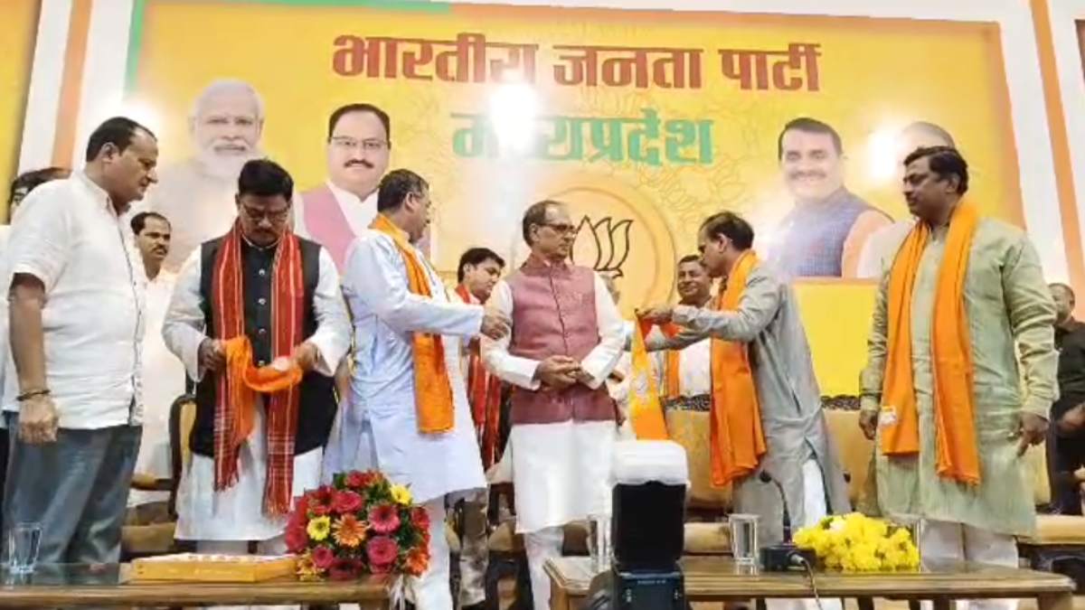 VHP नेता राजेश तिवारी बीजेपी में शामिल: सीएम शिवराज बोले- काम में जुट जाओ, भारी बहुमत से जीतना है, वीडी शर्मा ने कहा- अनुभव का मिलेगा लाभ