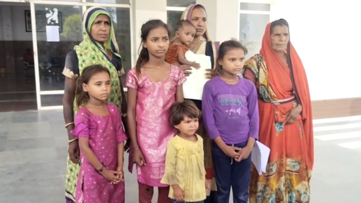 विदिशा में 7 बच्चियों को लेकर जनसुनवाई में पहुंची विधवा महिला: न्याय की लगाई गुहार, दबंगों ने कर रखा है जमीन पर कब्जा 