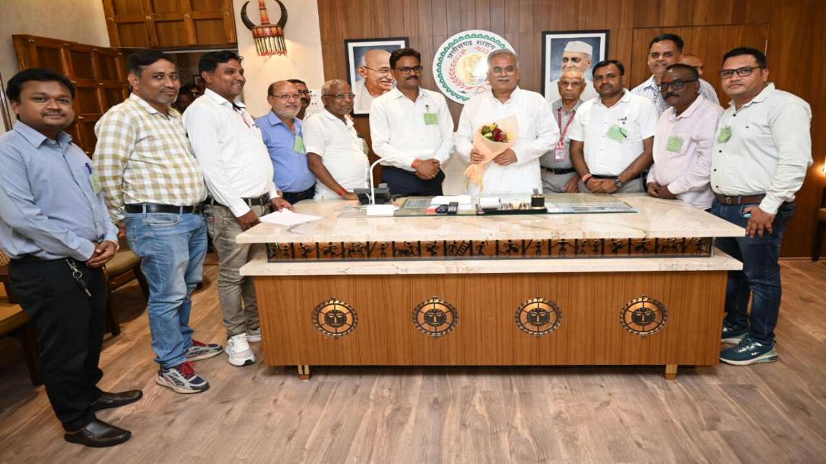CG में कर्मचारियों की बल्ले-बल्ले: जनसंपर्क अधिकारी संघ और राजस्व पटवारी संघ ने जताया CM बघेल का आभार, DA और HRA में वृद्धि से खुशी की लहर