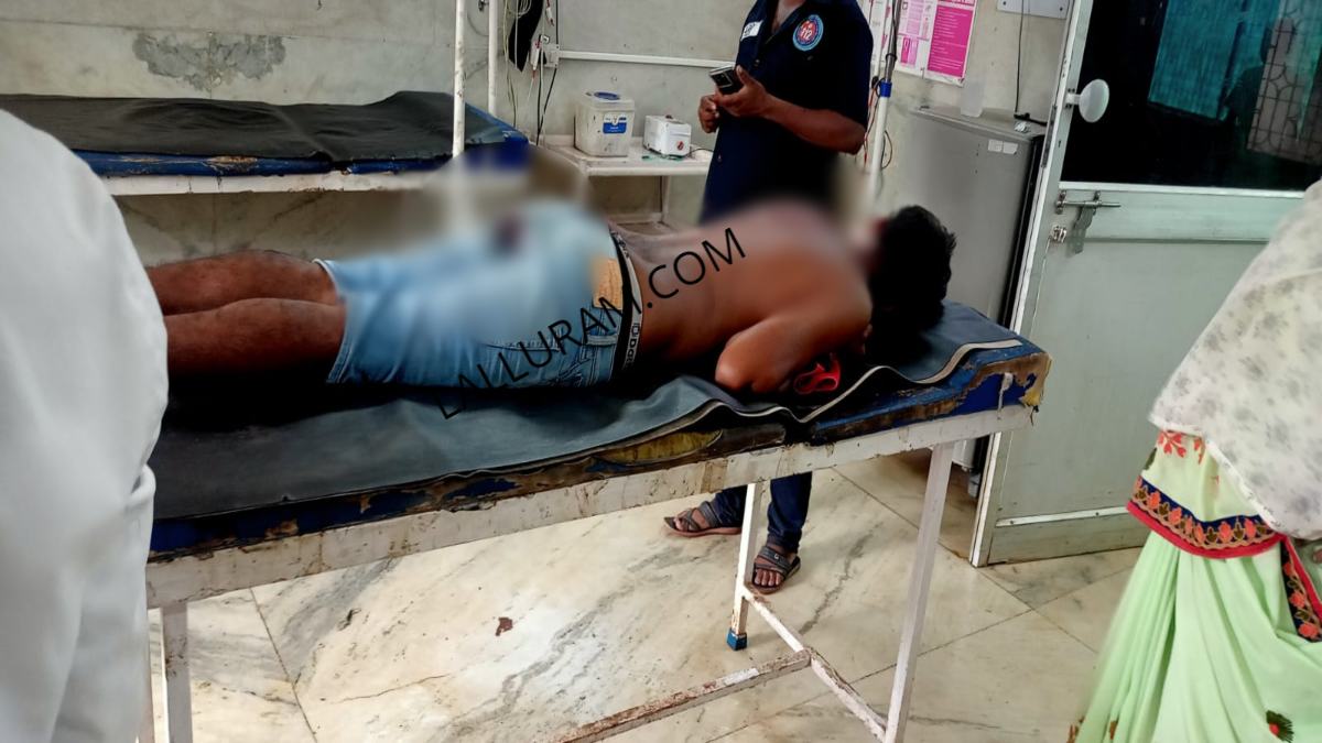 CG में खून का प्यासा चाचा: भतीजे के पीठ पर घोंपा चाकू, खून से लहूहुहान पड़ा युवक, इलाके में सनसनी