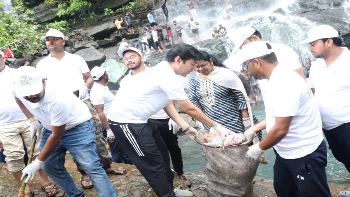 कलेक्टर, DFO और CEO के हाथ में झाड़ू: अफसरों के साथ 200 लोगों ने किया कचरा साफ, आकाश छिकारा बोले- पृथ्वी के मूल स्वरूप को हमें अगले पीढ़ी को मूल स्वरूप में लौटाना है