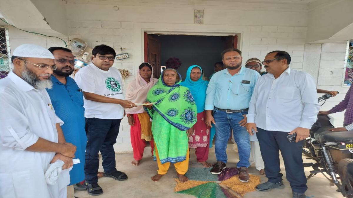 बिरनपुर हिंसा पीड़ितों को मदद: जान गंवाने वालों की विधवाओं को आर्थिक सहायता, मुस्लिम समाज ने दिए 5-5 लाख के चेक
