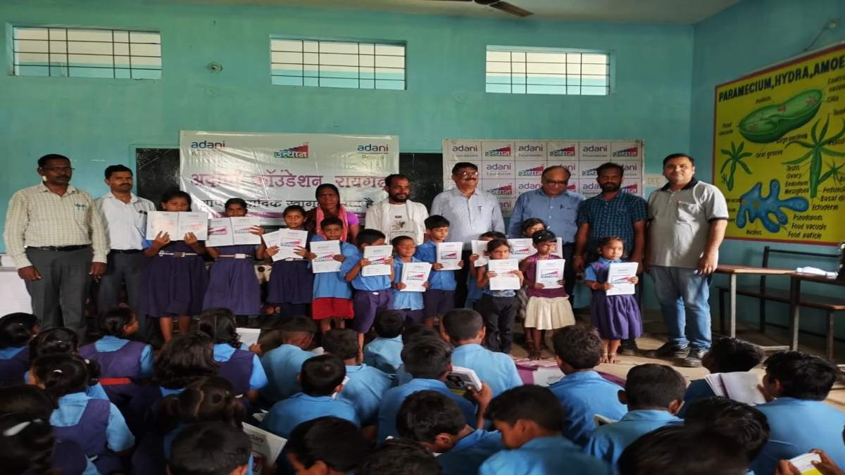 शाला प्रवेशोत्सव: Adani Foundation के प्रोजेक्ट उत्थान के तहत 600 से अधिक बच्चों को बांटी गई कॉपियां