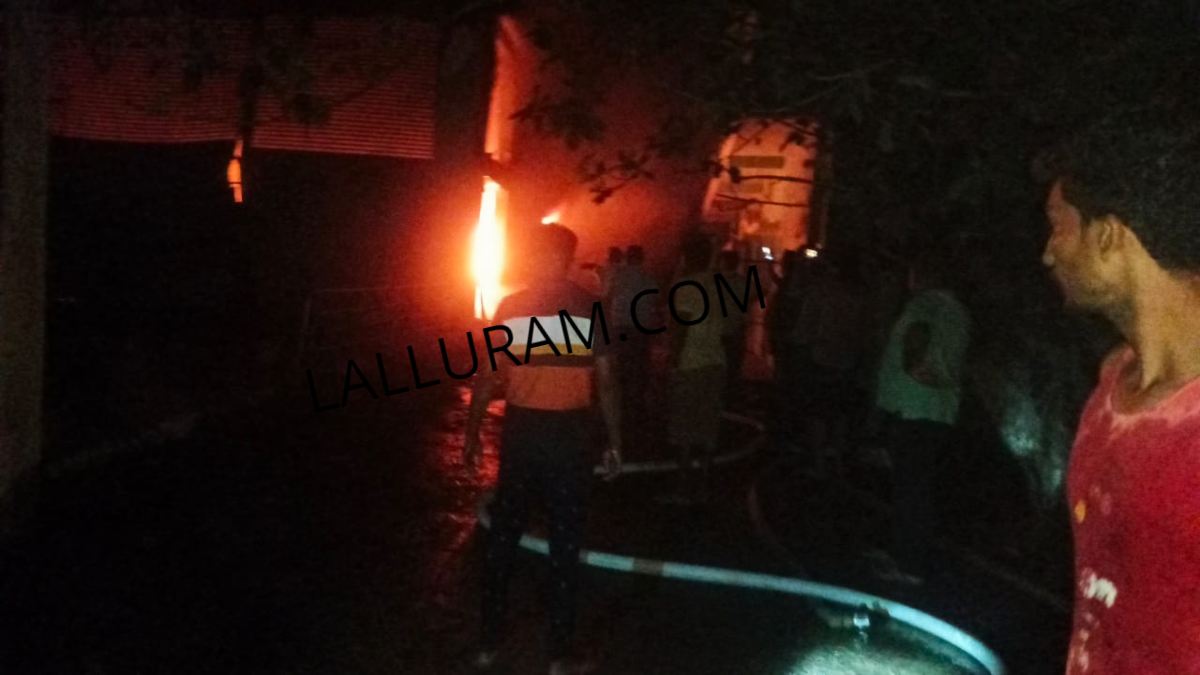 CG FIRE BREAKING: Hero Bike Showroom में लगी भीषण आग, लाखों की बाइक जलकर खाक, देखिए LIVE VIDEO