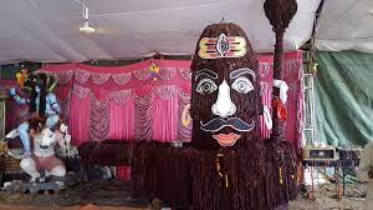 श्रावण माह विशेषः महादेवगढ़ मंदिर में नेपाल से लाए लाखों रुद्राक्ष से बनाया शिवलिंग, 24 घंटे चल रहा अनुष्ठान, 11 लाख पार्थिव शिवलिंग बनाने का भी लक्ष्य
