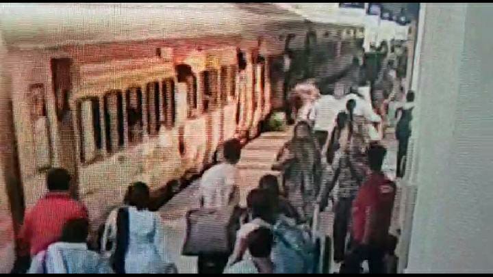 LIVE VIDEO: चलती ट्रेन में चढ़ रही थी महिला, ट्रेन और प्लेटफॉर्म के बीच फंसी, RPF आरक्षक ने बचाई जान