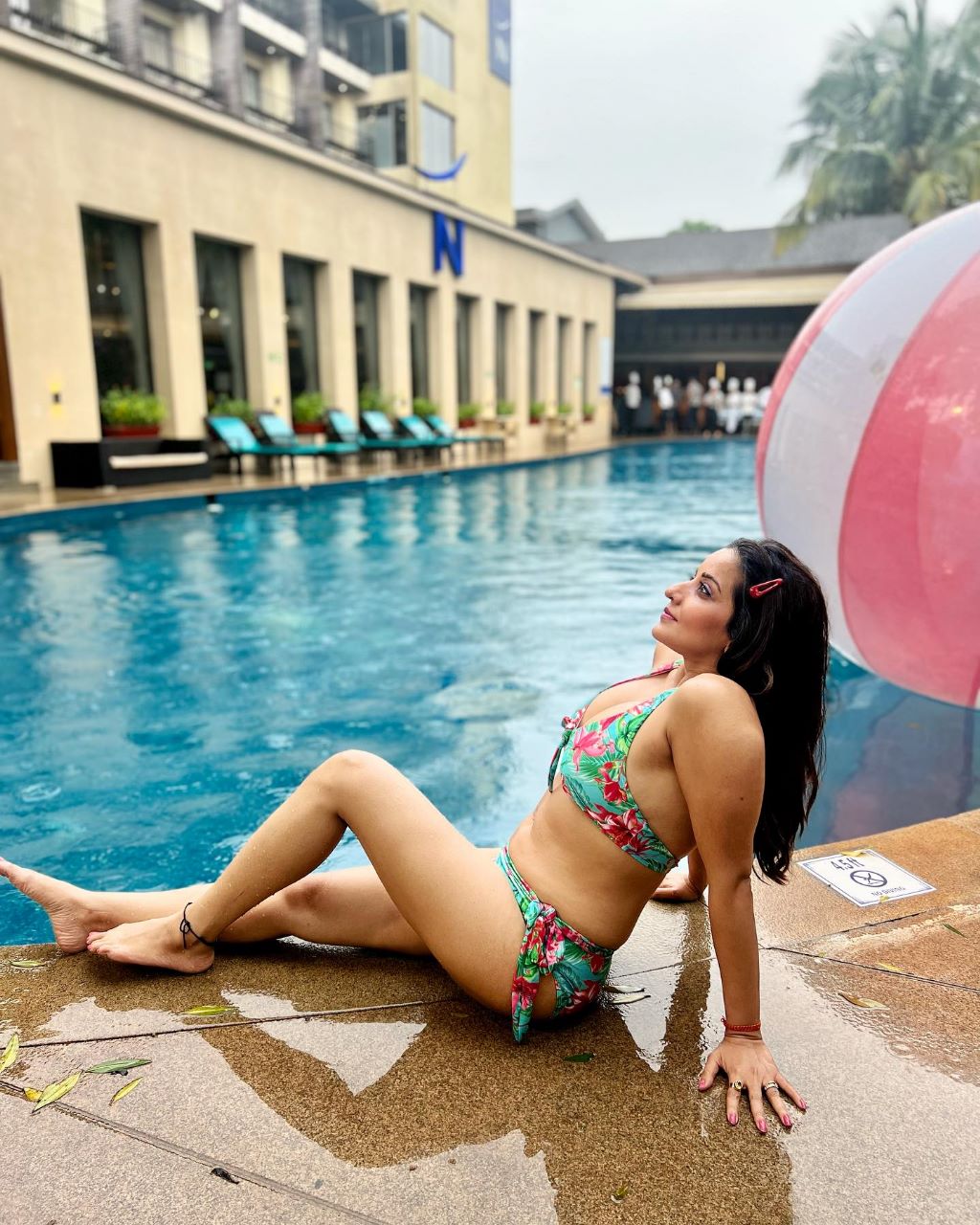 Monalisa Hot Photos-Video: मोनालिसा ने बिकनी में बिखेरा जलवा, रिवीलिंग और बोल्ड ड्रेस में किलर पोज, फैंस हो गए मदहोश, देखिए VIDEO
