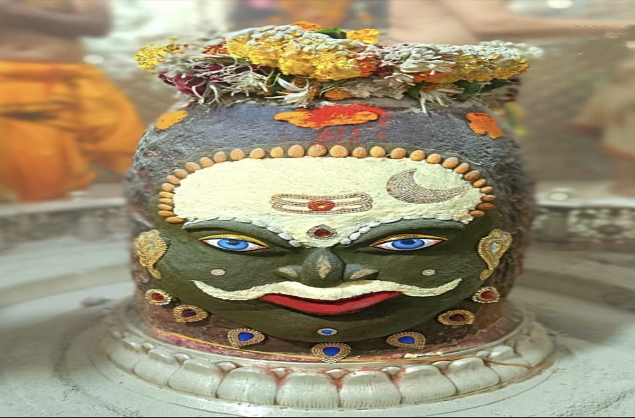 7 जुलाई को राजा स्वरूप में हुआ बाबा महाकाल का श्रृंगारः श्रावण की पंचमी तिथि पर श्रद्धालुओं ने भस्म आरती में शामिल होकर पुण्य लाभ कमाया, कांवड़ियों ने भी किया जलाभिषेक