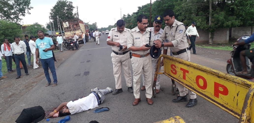 अशोकनगर सड़क हादसे में इंदौर के दो युवकों की मौतः स्पीड ब्रेकर में अनियंत्रित होकर बाइक समेत गिरे, ट्रक ने लिया चपेट में