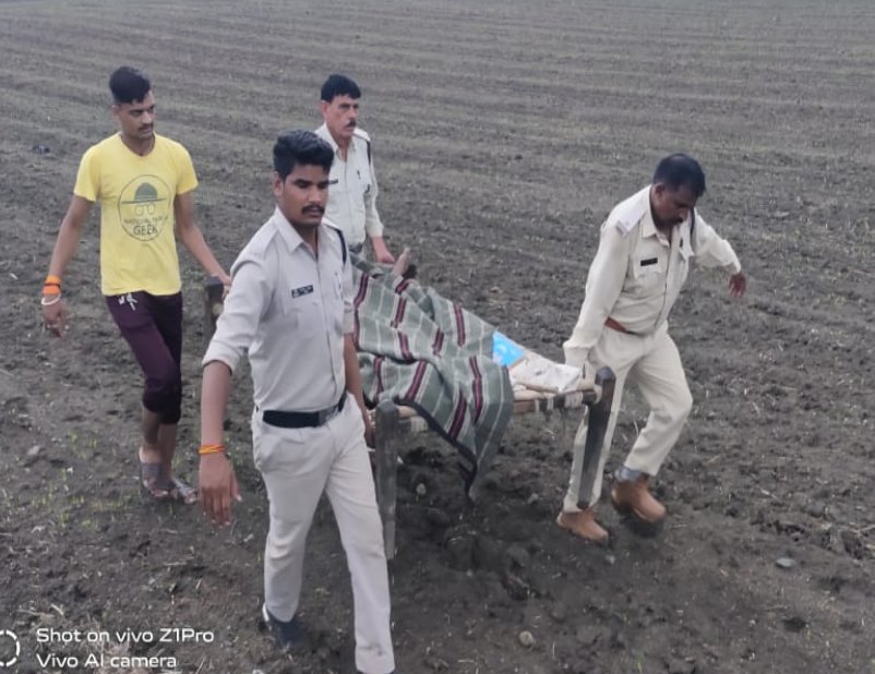 बेटे ने पिता को कुल्हाड़ी से उतारा मौत के घाटः वजह जानकर रह जाएंगे हैरान, मां ने बेटे के खिलाफ लिखाई रिपोर्ट