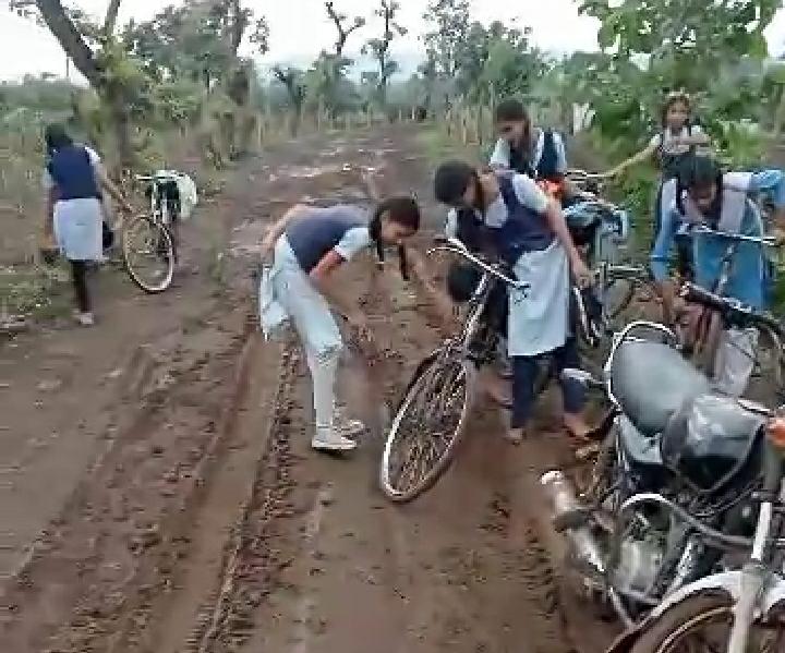 बदहाल सड़कें, विकास की दरकार: बारिश में बरगी विधानसभा की सड़कें कीचड़ में तब्दील, स्कूली बच्चे और ग्रामीण परेशान, MLA बोले- 20 साल से नहीं हुए विकास कार्य