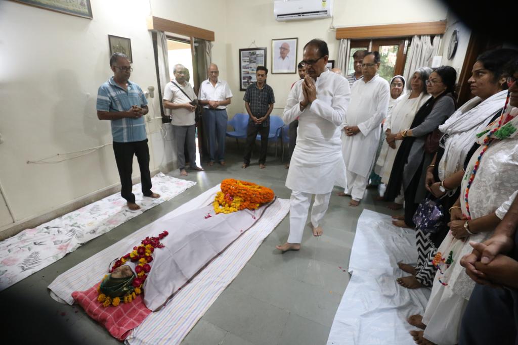 सीएम शिवराज ने निर्मला बुच को दी श्रद्धांजलिः सीएस बैस और कलेक्टर आशीष के साथ वरिष्ठ अधिकारियों ने व्यक्त की शोक संवेदना