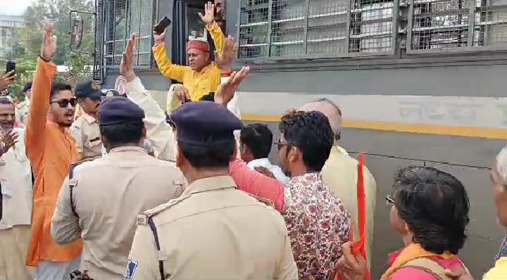MP में मंदिरों की भूमि अशासकीय करने की मांग: पुजारी संगठन ने किया विरोध प्रदर्शन, विधानसभा घेरने निकले प्रदर्शनकारियों को पुलिस ने रोका
