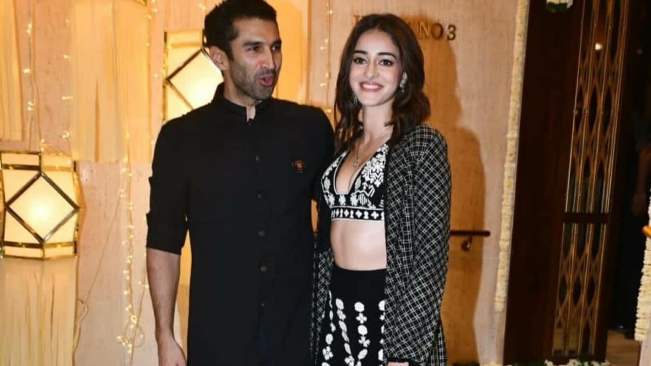 बाहों में बाहें डाले नजर आए Aditya Roy Kapoor और Ananya Pandey, छुट्टियां मनाते हुए स्पॉट …