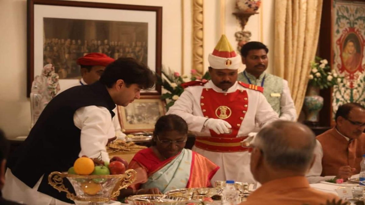 राष्ट्रपति मुर्मू ने जयविलास पैलेस में किया सात्विक भोजनः सिंधिया ने परोसे व्यंजन, फेसबुक पर डाली पोस्ट, देखें फोटो और वीडियो