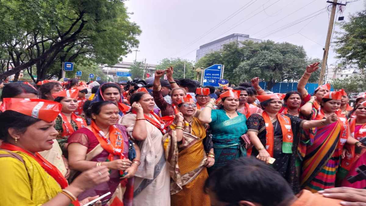 नेहा राठौर के खिलाफ BJP महिला विंग ने खोला मोर्चाः सीएम से माफी मांगने किया विरोध प्रदर्शन