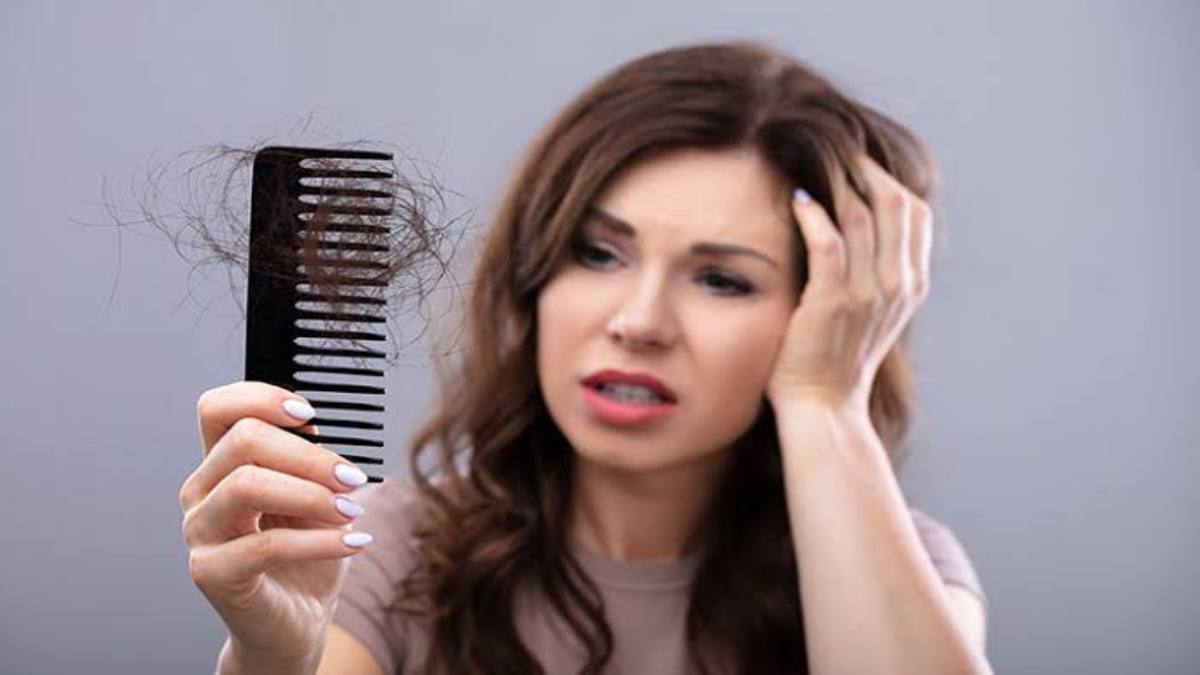 Hair Care Tips : बालों का झड़ना है कॉमन Problem, अगर आपके भी झड़ रहे बाल तो घर और बनाएं ये मैजिकल Oil …