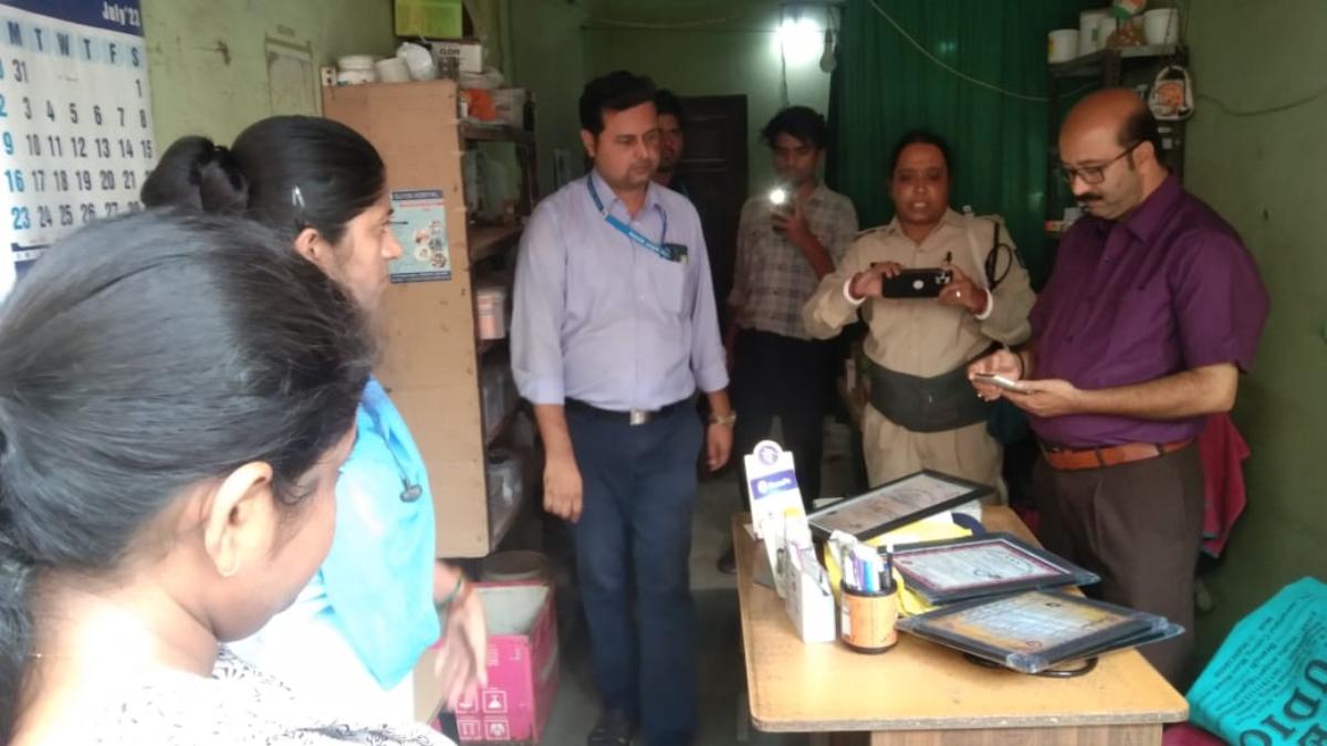 इंदौर में क्लीनिक सील: बिना लाइसेंस और डिग्री के चला रहा था, SDM ने डॉक्टर के खिलाफ FIR दर्ज करने के दिए निर्देश