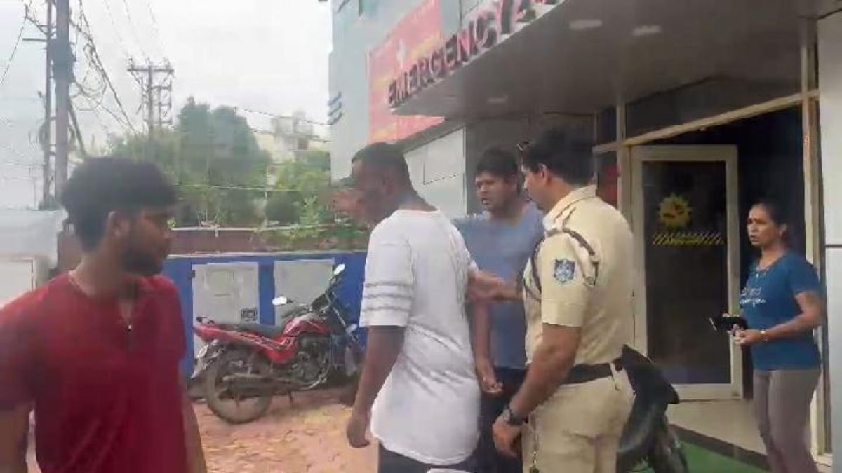 MP में विदेशी युवक का हाईवोल्टेज ड्रामा: टेस्ट ड्राइव के बहाने बाइक लेकर भागने की कोशिश, पुलिस से की बदसलूकी, देखें VIDEO
