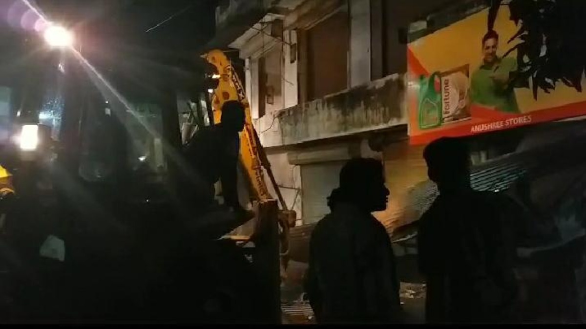 भोपाल में देर रात निगम ने जर्जर भवन को गिरायाः नोटिस के बाद भी खाली नहीं कर रहा था मालिक, शहर में 781 जर्जर भवन चिंहित