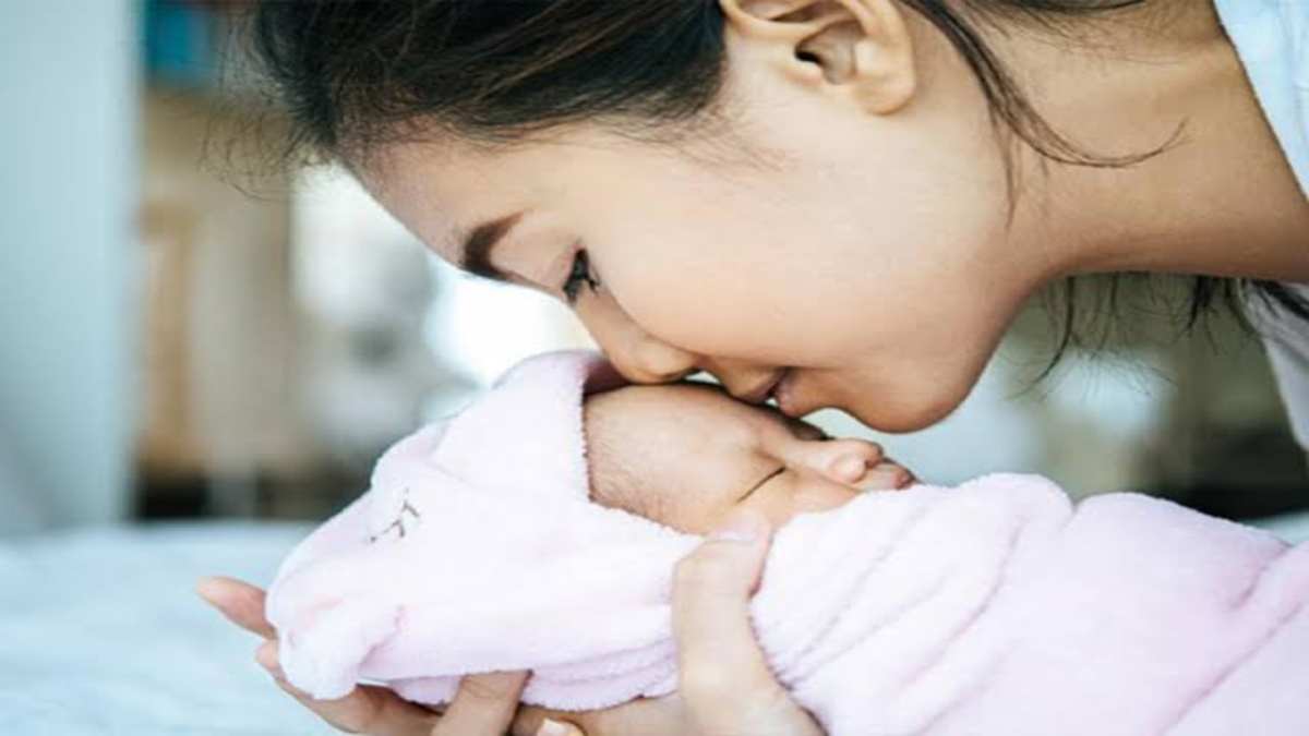 छोटे बच्चों को किस करना हो सकता है बहुत खतरनाक, यहां जानें Newborn Baby को किस करने के नुकसान …