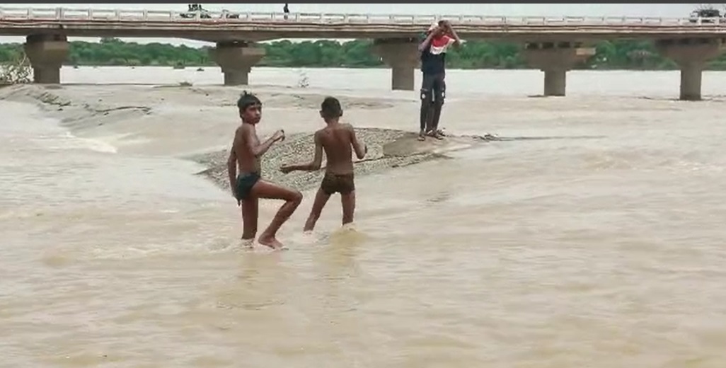 Chhattisgarh News: उफानती शिवनाथ में मौज-मस्ती… प्रशासन को है हादसे का इंतेजार ?