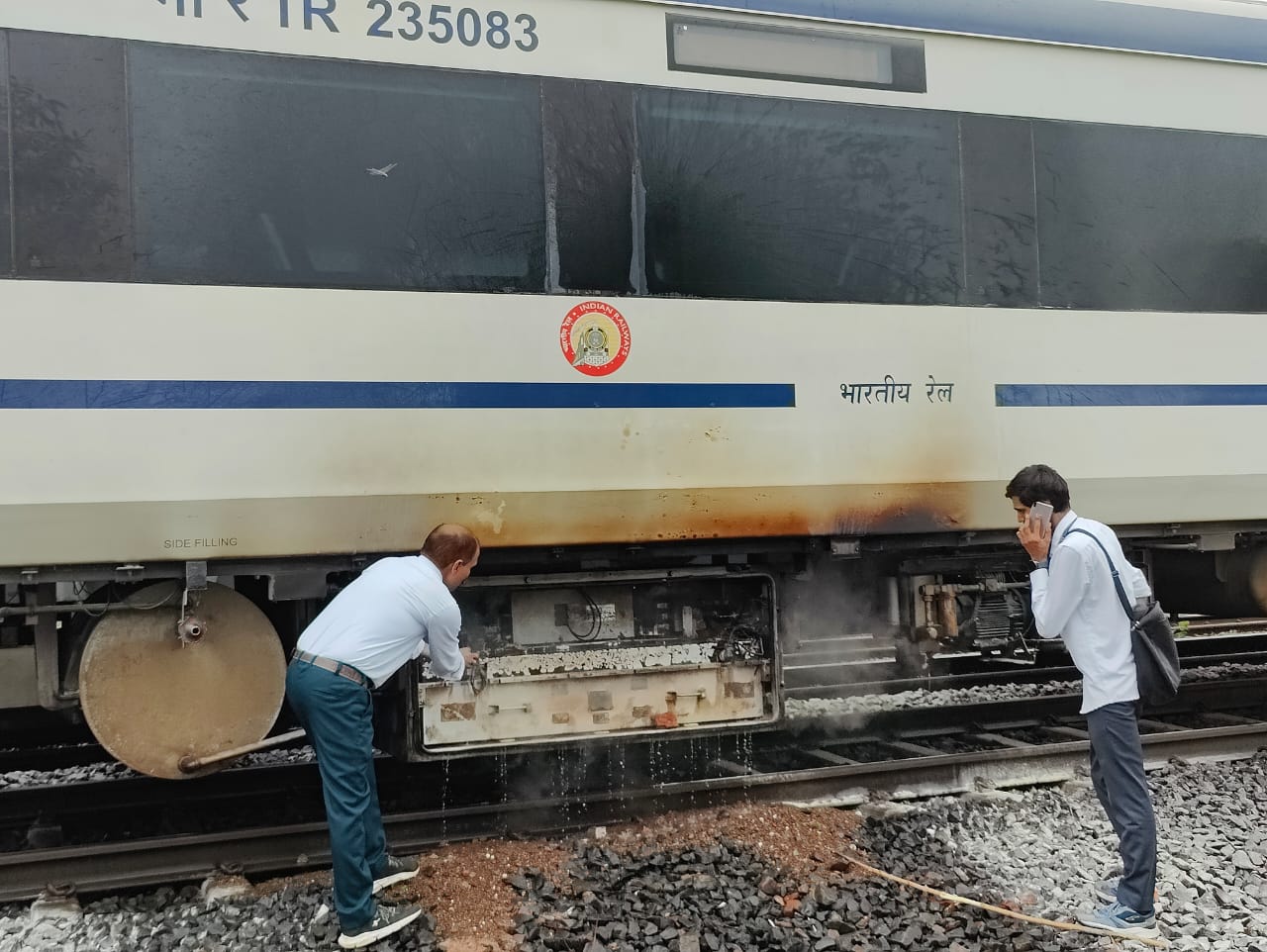 6 रेल अधिकारी करेंगे वंदे भारत ट्रेन में आग लगने की जांच: चालक दल से होगी पूछताछ, क्षतिग्रस्त रैक को दिल्ली में रोका