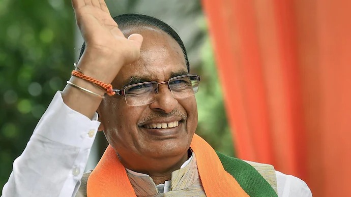 MP में गरीबी कम होने पर सियासत: CM शिवराज बोले- केंद्र और राज्य की योजनाओं का है फल, कांग्रेस ने कहा- हर व्यक्ति जानता है उसकी हालत कैसी है