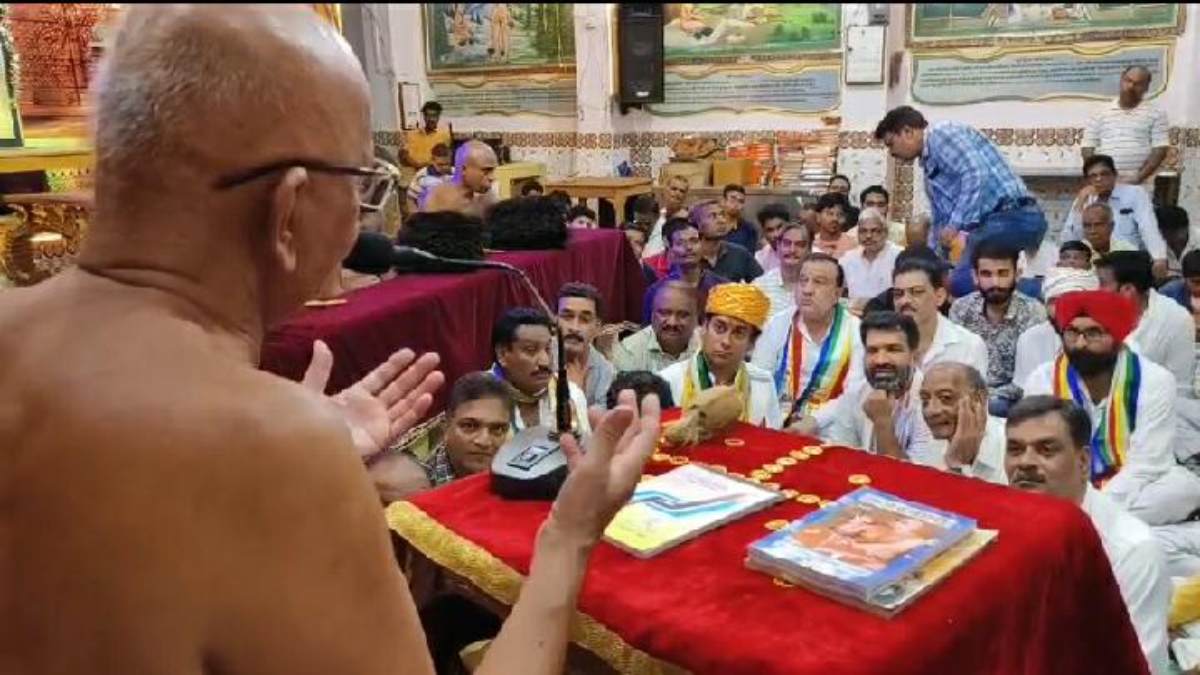 CM-PM बनने का मिला आशीर्वाद: जैन मुनि श्री आर्जवसागर ने MLA जयवर्धन सिंह से कहा- जब आप मुख्यमंत्री और प्रधानमंत्री बनें तो खूब गौशाला बनाना