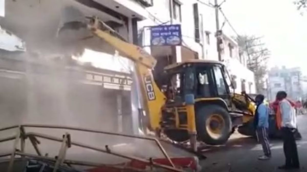 महाकाल की सवारी में थूकने पर चला बुलडोजर: कांग्रेस ने कहा- बिना जांच के बुलडोजर की कार्रवाई क्यों ? AIMIM ने आंदोलन की दी चेतावनी, बीजेपी बोली…