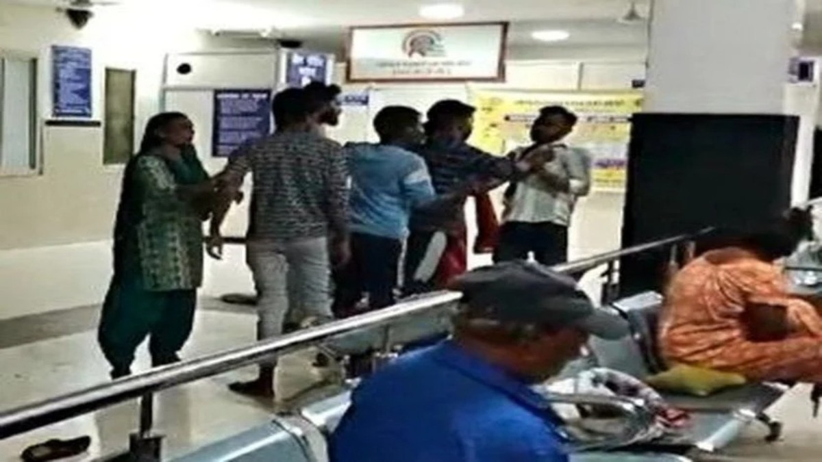 Bhopal News: जेपी अस्पताल के पार्किंग स्टाफ ने की युवक की जमकर पिटाई, वीडियो वायरल