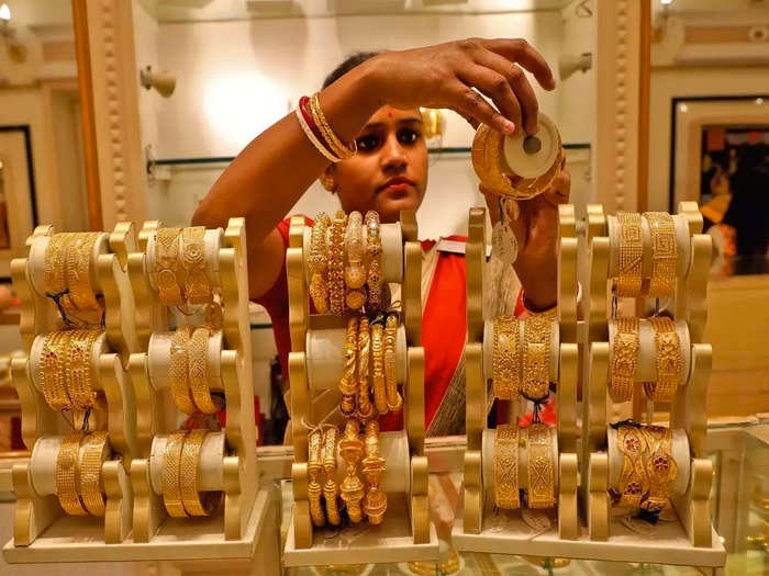 Gold Silver Price Today: सोने की कीमत में आई गिरावट, चांदी में भी दिखी टूट, जानिए क्या हैं आज के नए भाव ?