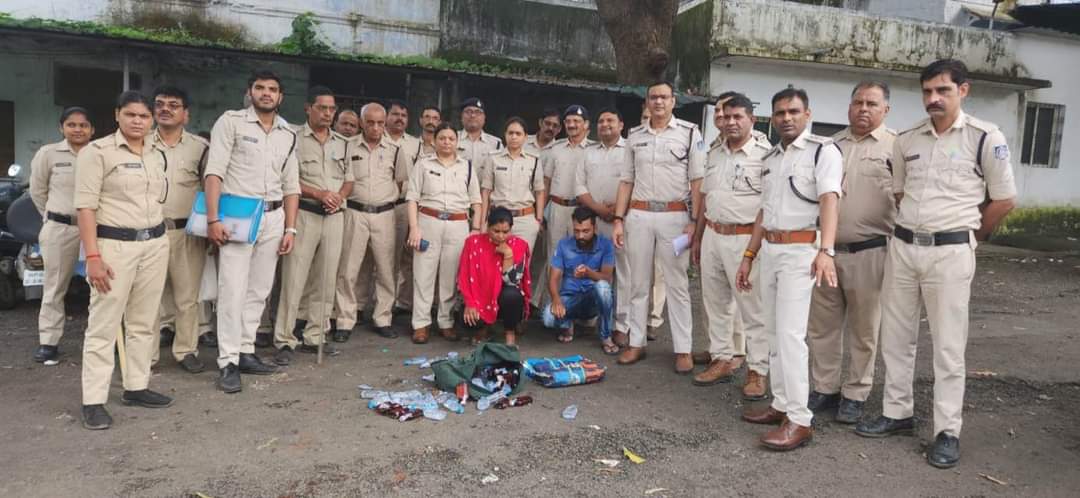 भोपाल में कमाल ! दो तस्कर, दो झोले शराब और दो दर्जन आबकारी अधिकारी-कर्मचारियों का फोटोशूट, शाबाशी तो बनती है साहब