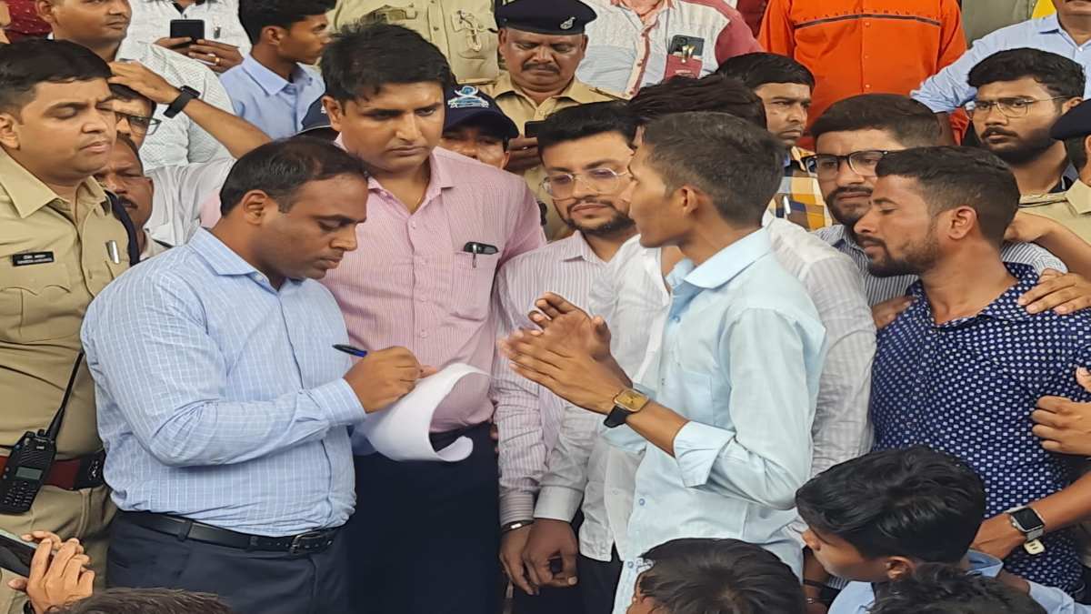 विधायक जी से चर्चा में मशगूल थे कलेक्टर साहब: दो घंटे तक भूखे-प्यासे प्रदर्शन करते रहे बच्चे, तबीयत बिगड़ने पर बाहर निकले इलैया राजा टी