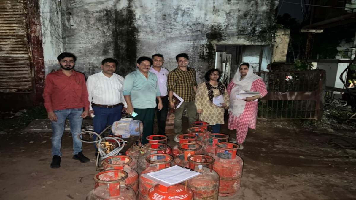 Bhopal News: घरेलू सिलेंडरों के दुरुपयोग और अवैध भंडारण मामले में बड़ी कार्रवाई, भारी मात्रा में गैस सिलेंडर जब्त, कलेक्टर के निर्देश पर एक्शन