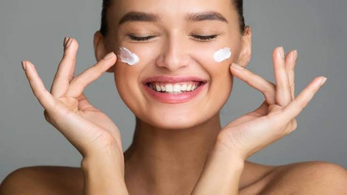 Skin Care Tips : कहीं आप भी करते हैं मॉइस्चराइजर Apply करने से जुड़ी ये गलती, तो यहां जाने इसे use करने का सही तरीका …