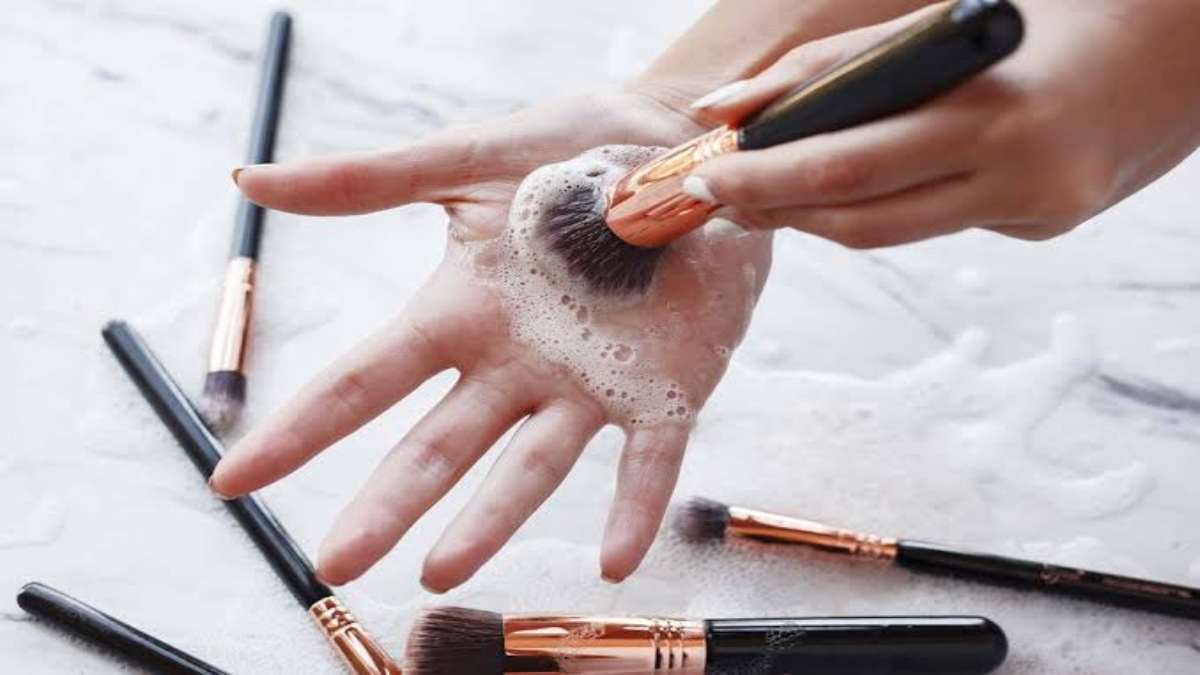 Beauty Product Cleaning Tips : मेकअप में use होने वाले ब्रश, पेंसिल शार्पनर, ब्लेंडर को ऐसे करें क्लीन …
