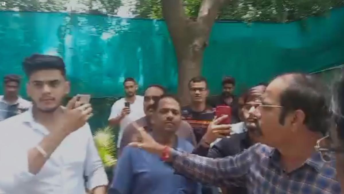ओमेक्स सिटी प्रबंधक के खिलाफ केस दर्ज: रहवासी के घर तोड़फोड़ कर जान से मारने की दी थी धमकी