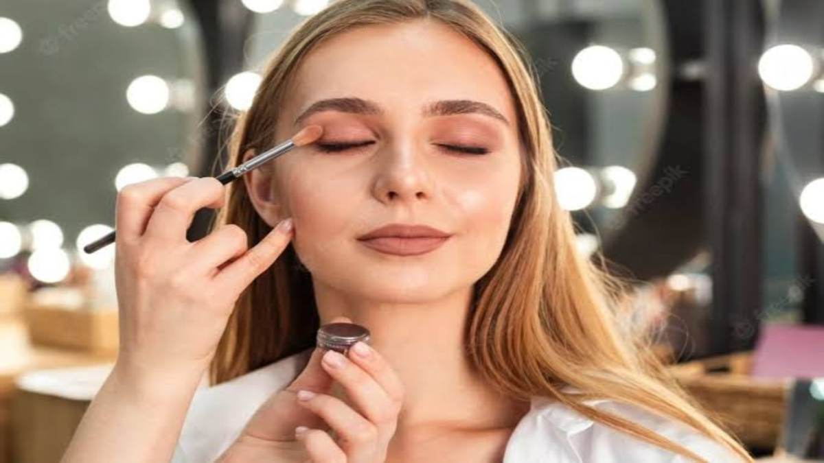 Makeup Tips : मेकअप करने के बाद आपके Face में भी नजर आते हैं क्रैक्स, तो यहां जानें क्या गलती कर रहे हैं आप …