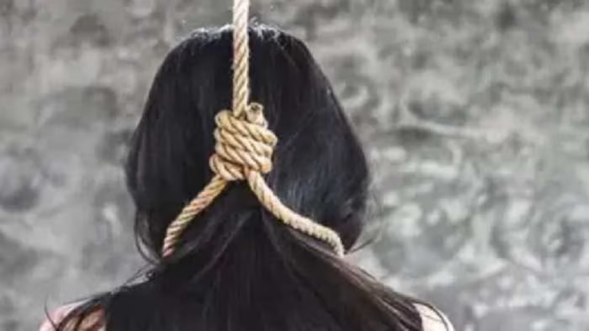 छेड़छाड़ से तंग आकर नाबालिग छात्रा ने लगाई फांसी: कई दिनों से परेशान कर रहा था पड़ोसी युवक, भाई पर भी किया हमला 