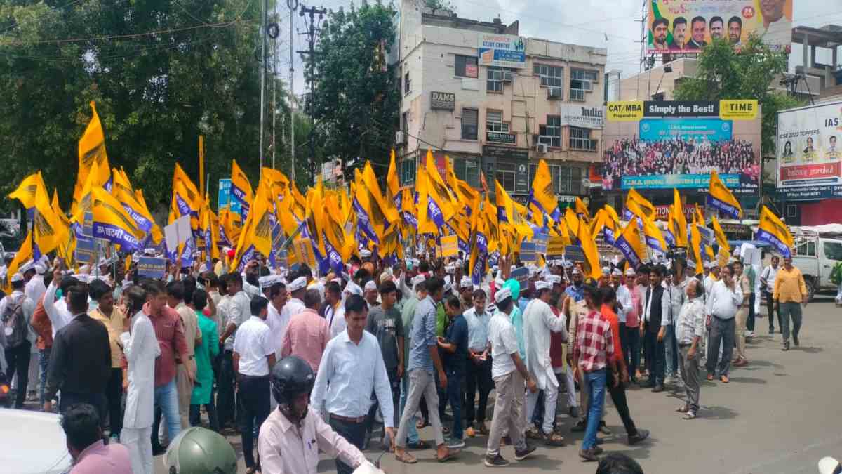 MP में मणिपुर की घटना को लेकर AAP का प्रदर्शन: रानी अग्रवाल बोलीं- बीजेपी शासित प्रदेशों में महिला अत्याचार चरम पर, सरकार की बर्खास्तगी और सीएम से इस्तीफे की मांग